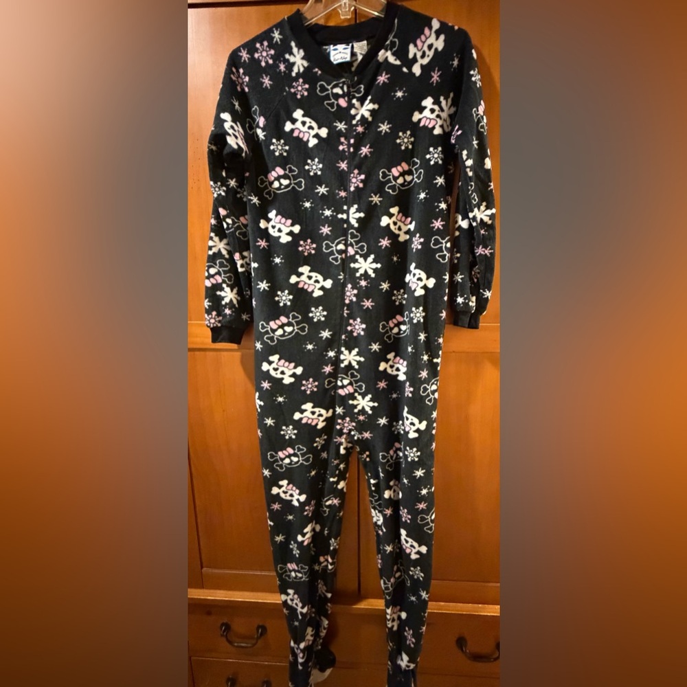 KAT NAP WOMENS FOOTIE PAJAMAS
SIZE SMALL
EXCELLENT CONDITION
GIRLIE SKULL MOTIF